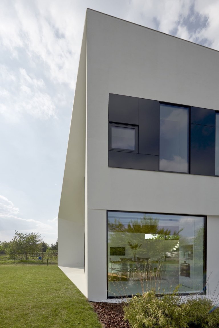 Atypický dvoupodlažní dům s unikátní střechou