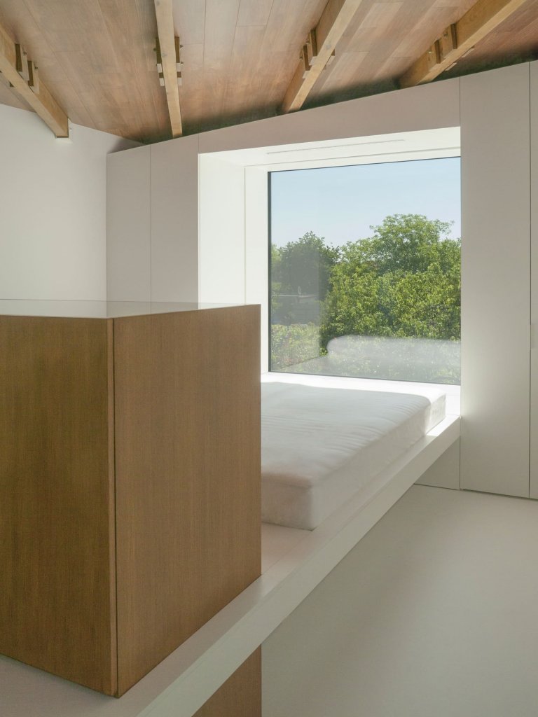 Atypický dvoupodlažní dům s unikátní střechou