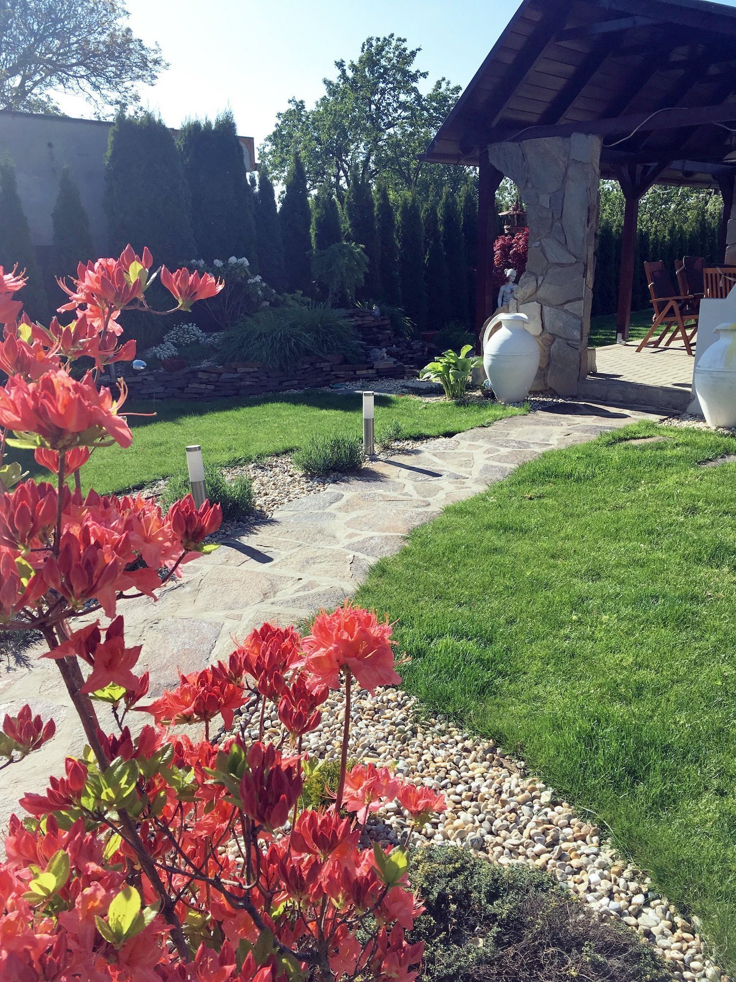 Cesty a chodníčky jako okrasný i funkční prvek zahrady