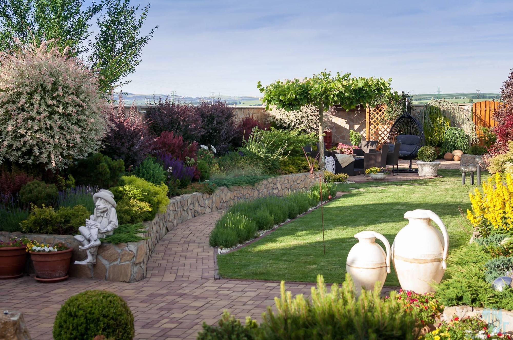 Cesty a chodníčky jako okrasný i funkční prvek zahrady