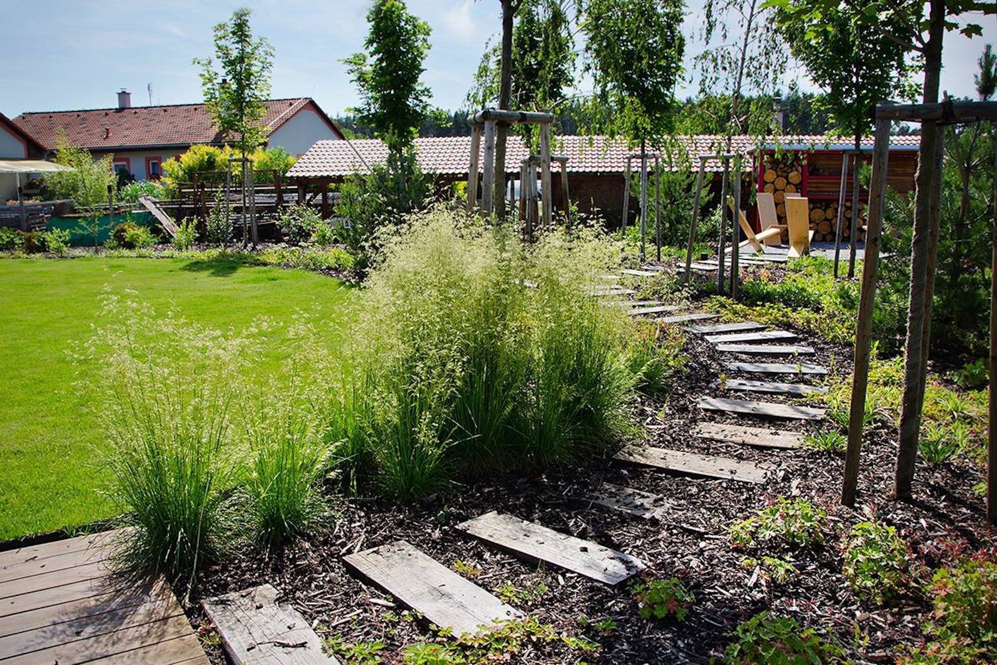 Cesty a chodníčky jako okrasný i funkční prvek zahrady