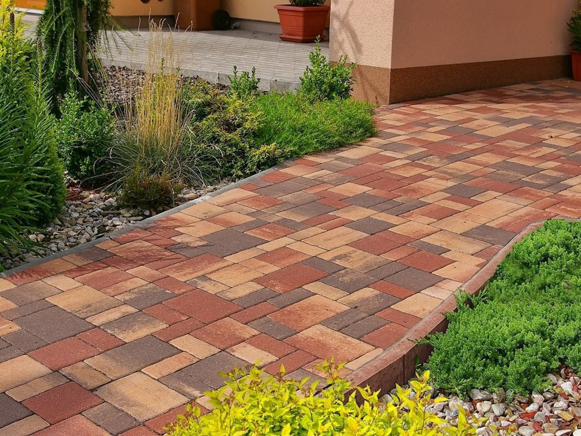 Cesty a chodníčky jako okrasný i funkční prvek zahrady