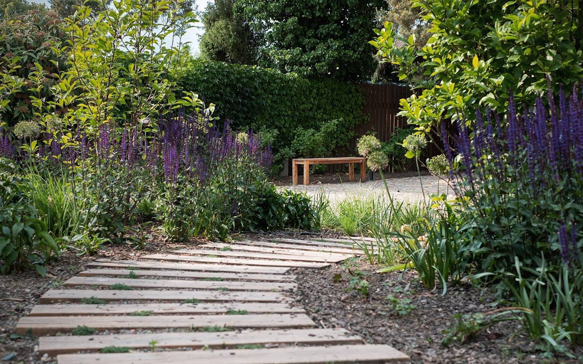 Cesty a chodníčky jako okrasný i funkční prvek zahrady