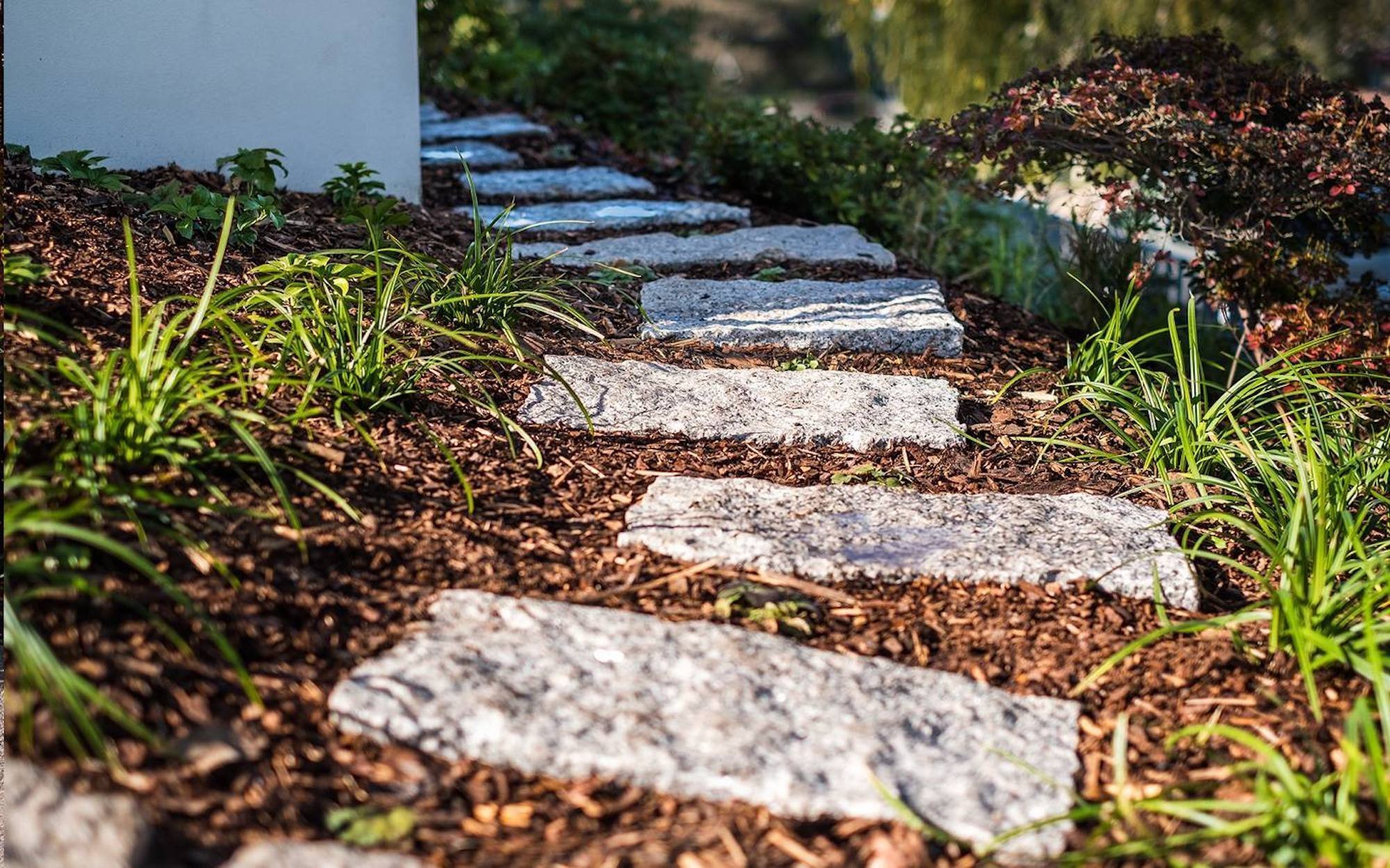 Cesty a chodníčky jako okrasný i funkční prvek zahrady