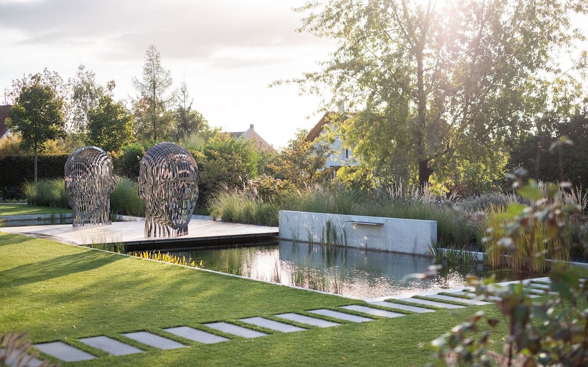 Cesty a chodníčky jako okrasný i funkční prvek zahrady