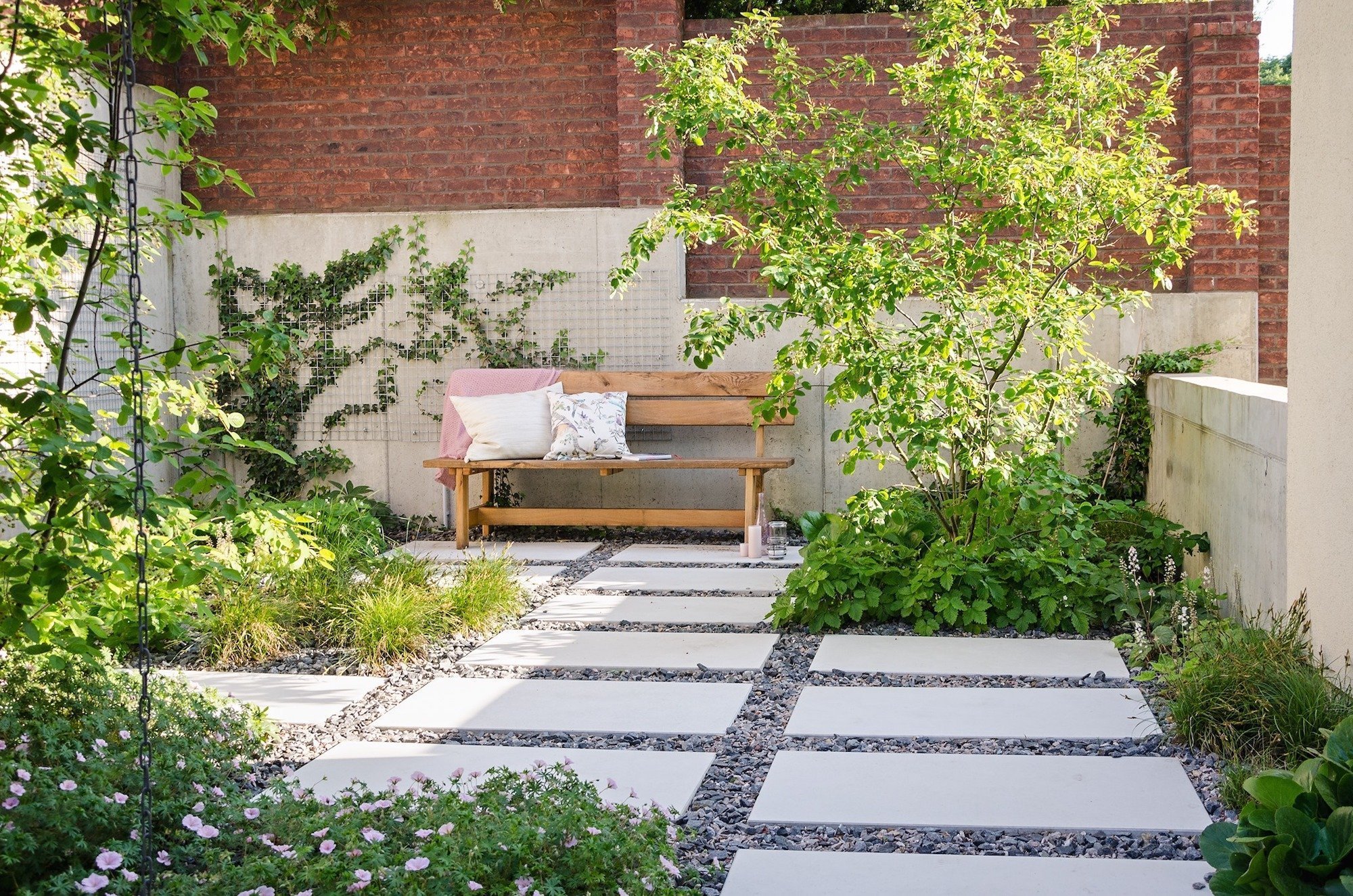 Cesty a chodníčky jako okrasný i funkční prvek zahrady