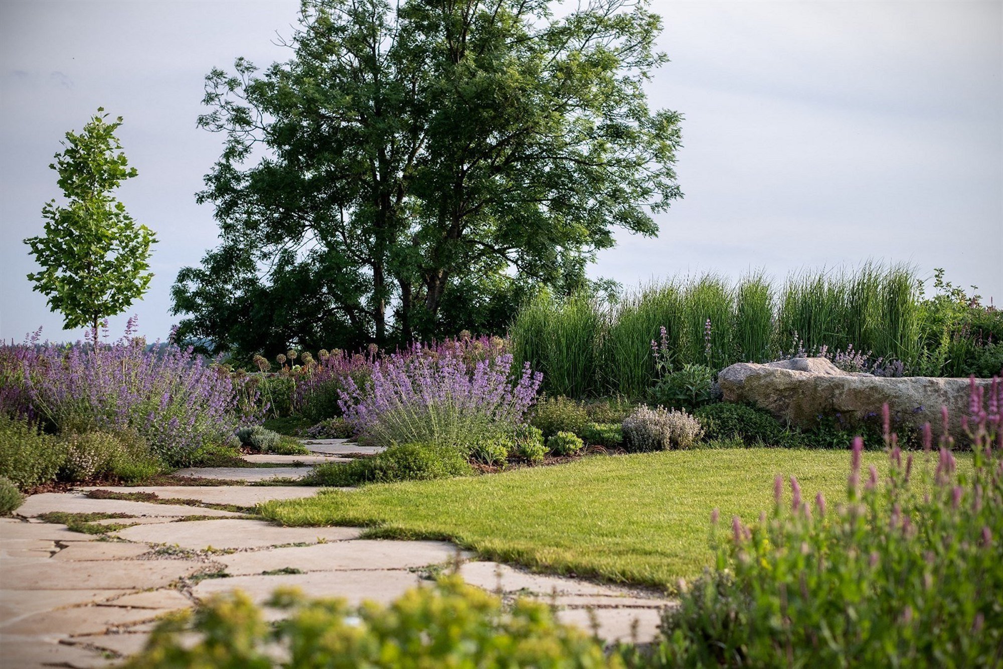 Cesty a chodníčky jako okrasný i funkční prvek zahrady