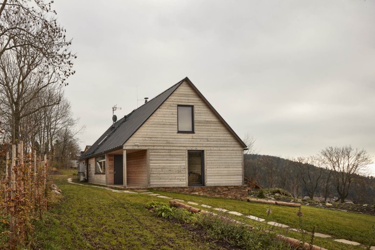 Dokonalý domov na horách spojující masivní dřevo, kámen a sklo