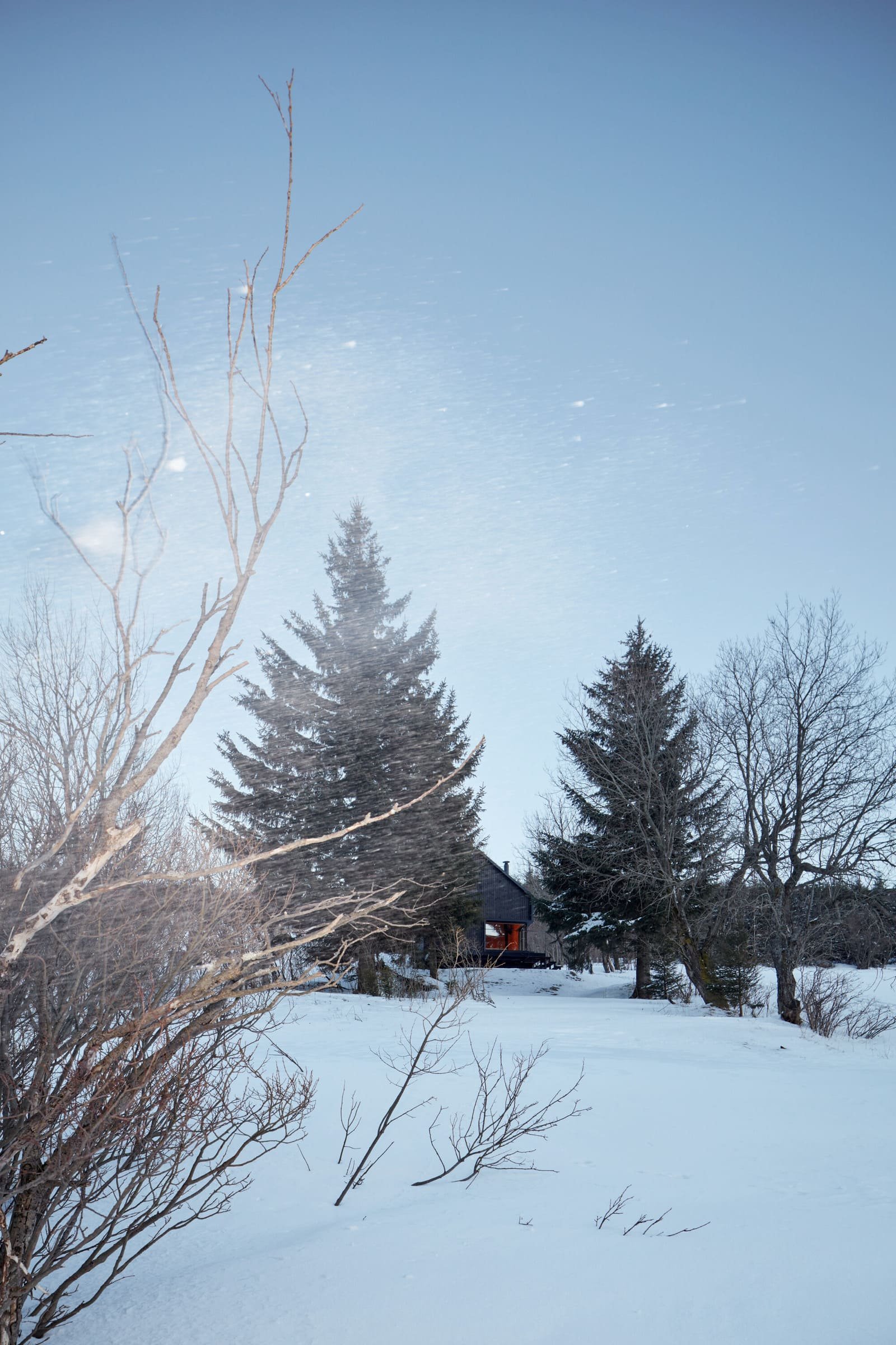 Dřevěná chata v Krkonoších obložená plechem