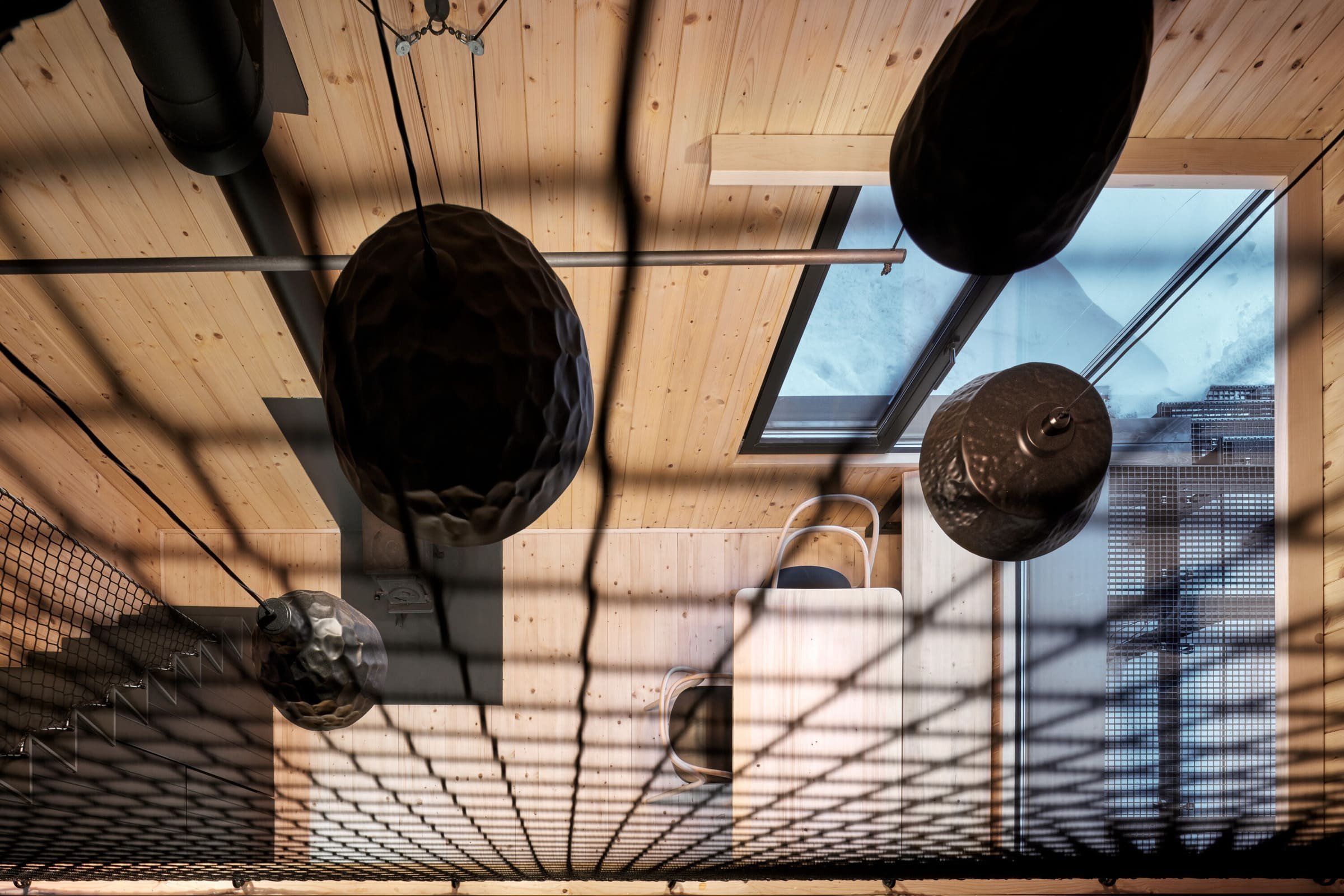 Dřevěná chata v Krkonoších obložená plechem