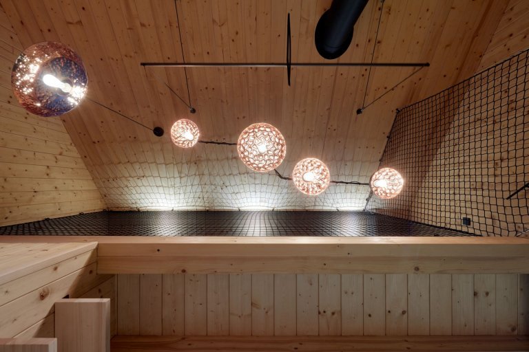 Dřevěná chata v Krkonoších obložená plechem