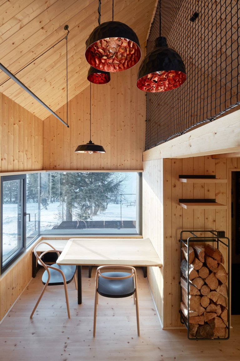 Dřevěná chata v Krkonoších obložená plechem