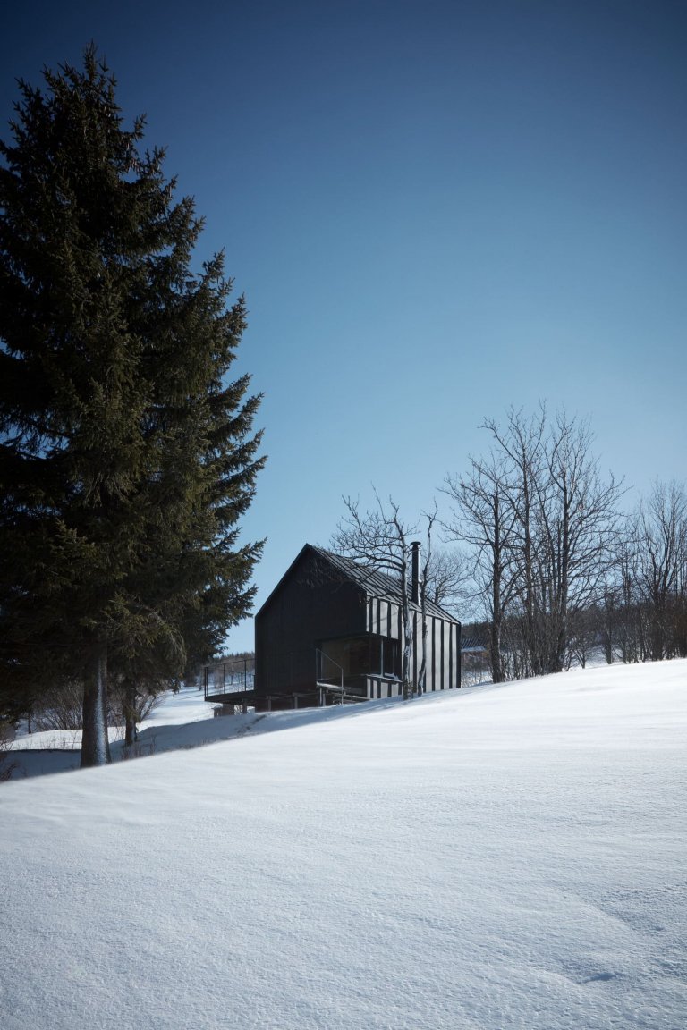 Dřevěná chata v Krkonoších obložená plechem