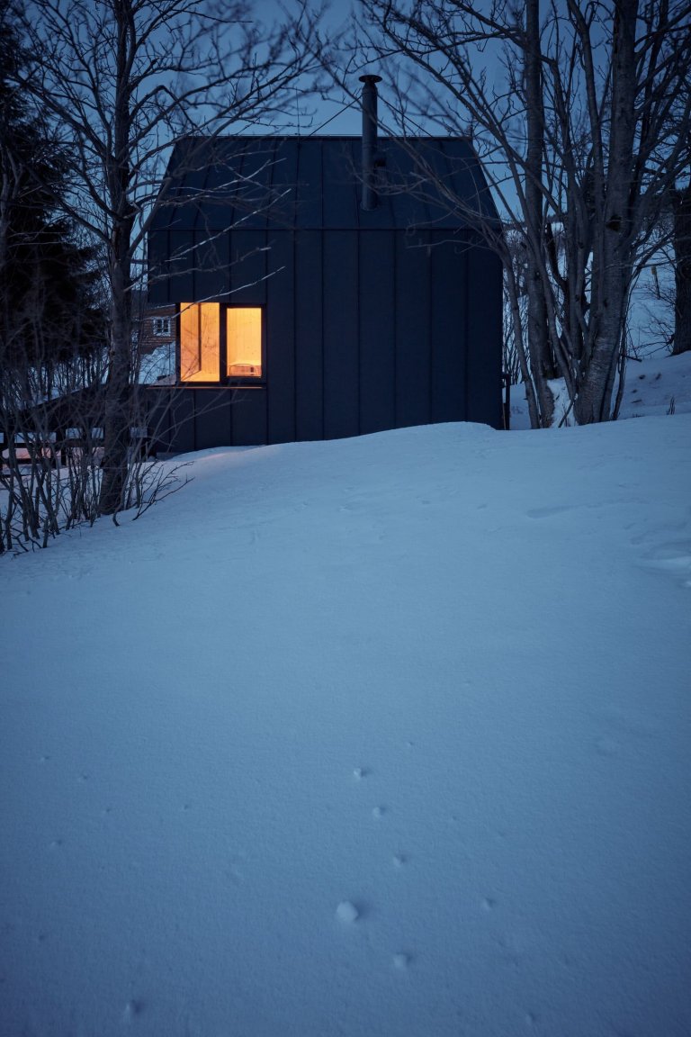 Dřevěná chata v Krkonoších obložená plechem