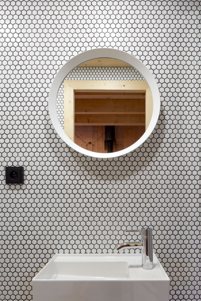 Dřevěná chata v Krkonoších obložená plechem