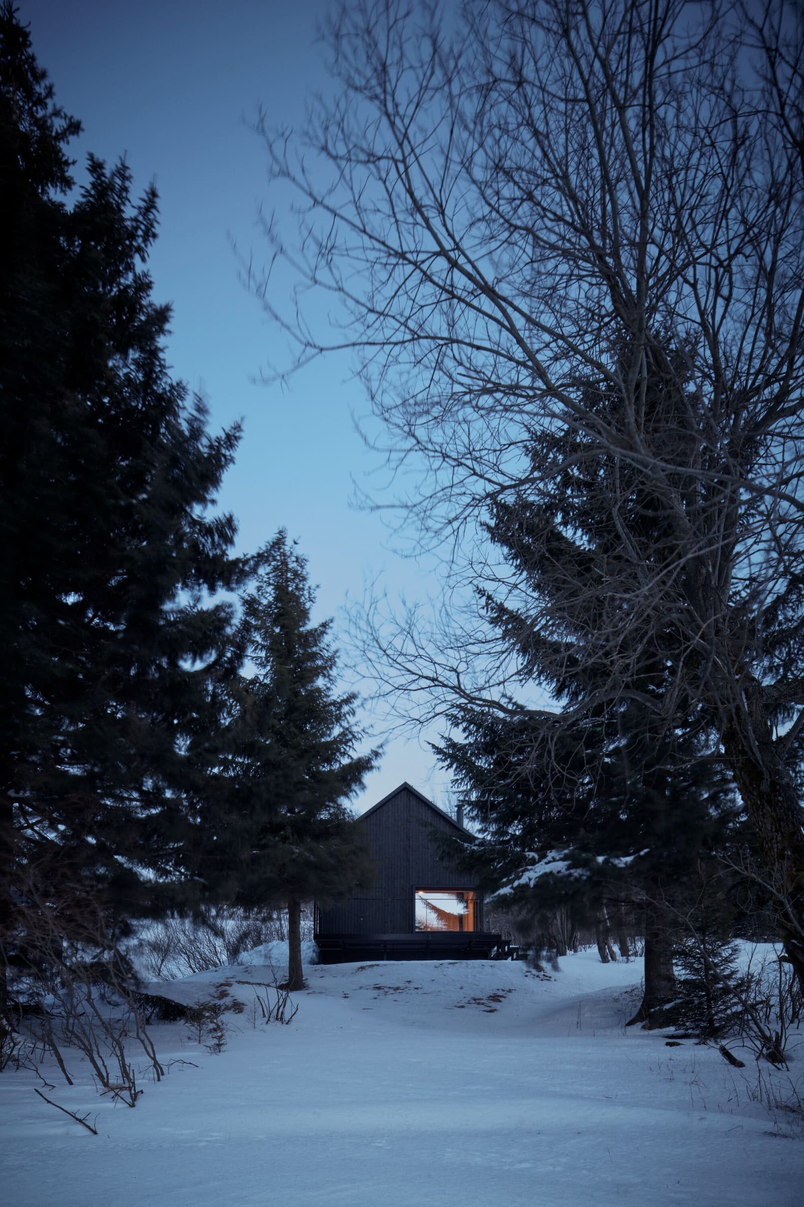 Dřevěná chata v Krkonoších obložená plechem