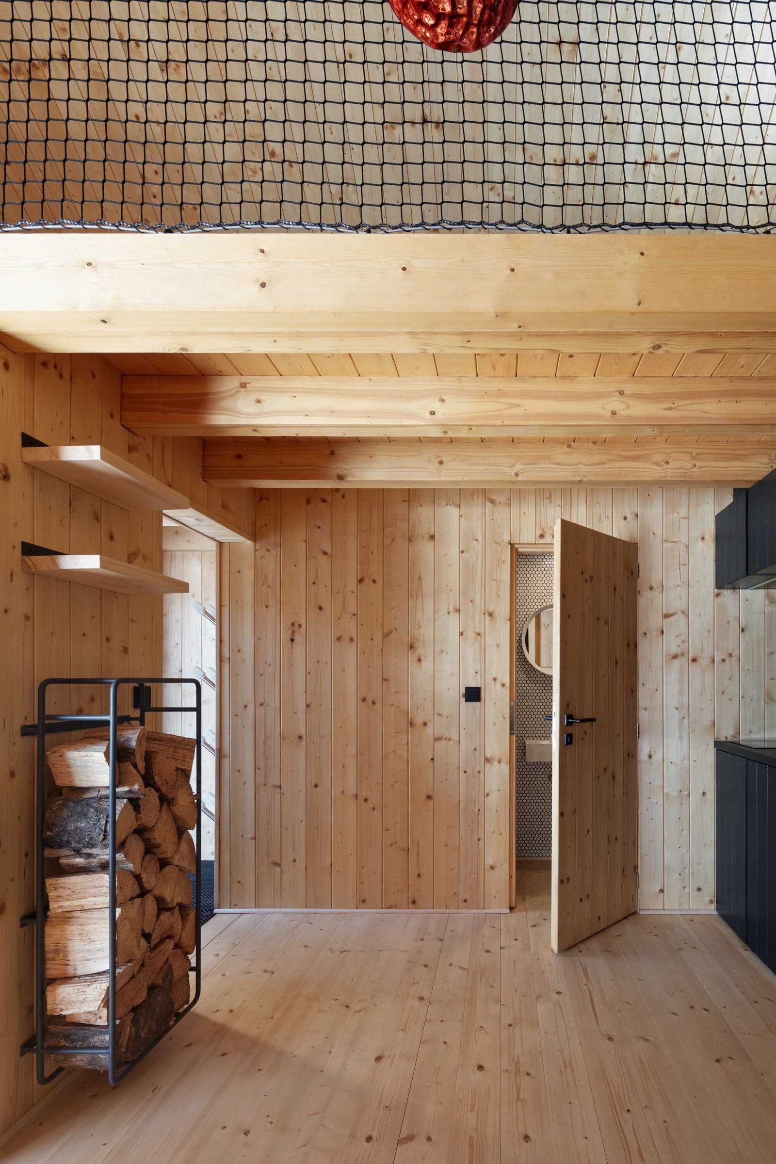 Dřevěná chata v Krkonoších obložená plechem