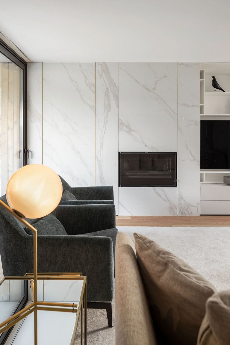 Dům s dřevěnou fasádou a geometrickými světlíky