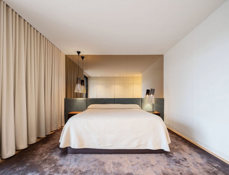 Dům s dřevěnou fasádou a geometrickými světlíky