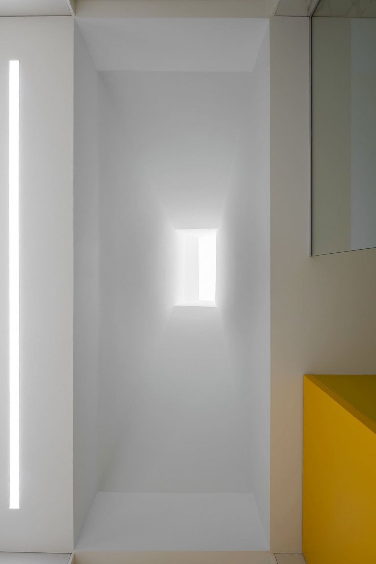 Dům s dřevěnou fasádou a geometrickými světlíky