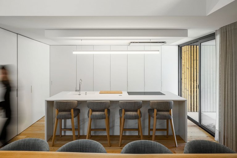 Dům s dřevěnou fasádou a geometrickými světlíky