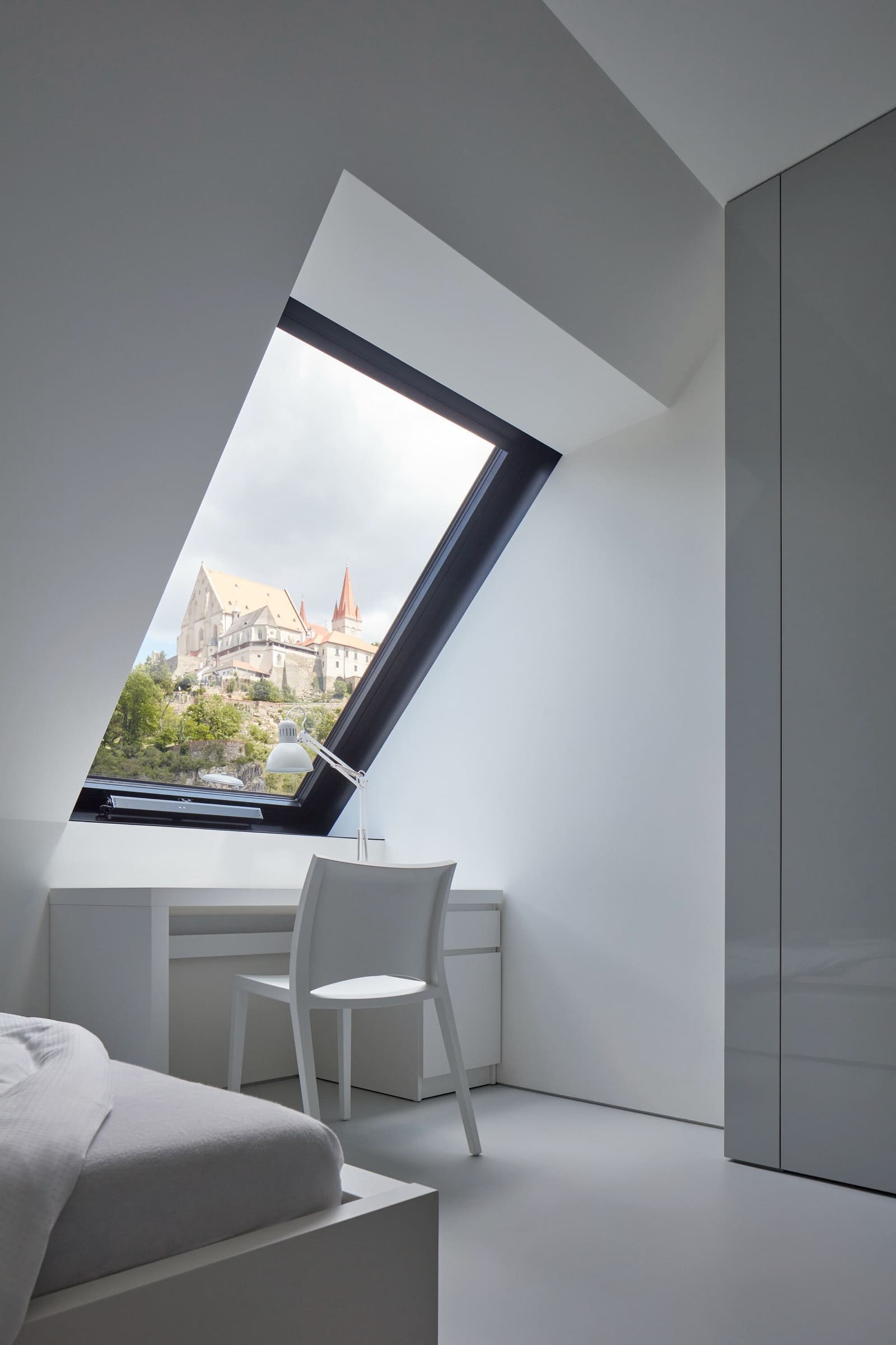 Dům se zelenou střechou v údolí řeky Dyje