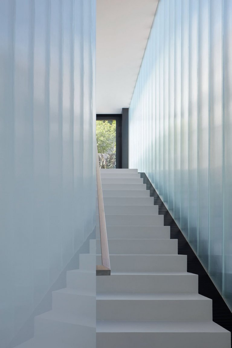 Dům se zelenou střechou v údolí řeky Dyje