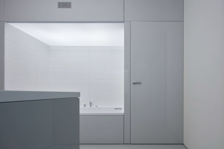 Dům se zelenou střechou v údolí řeky Dyje