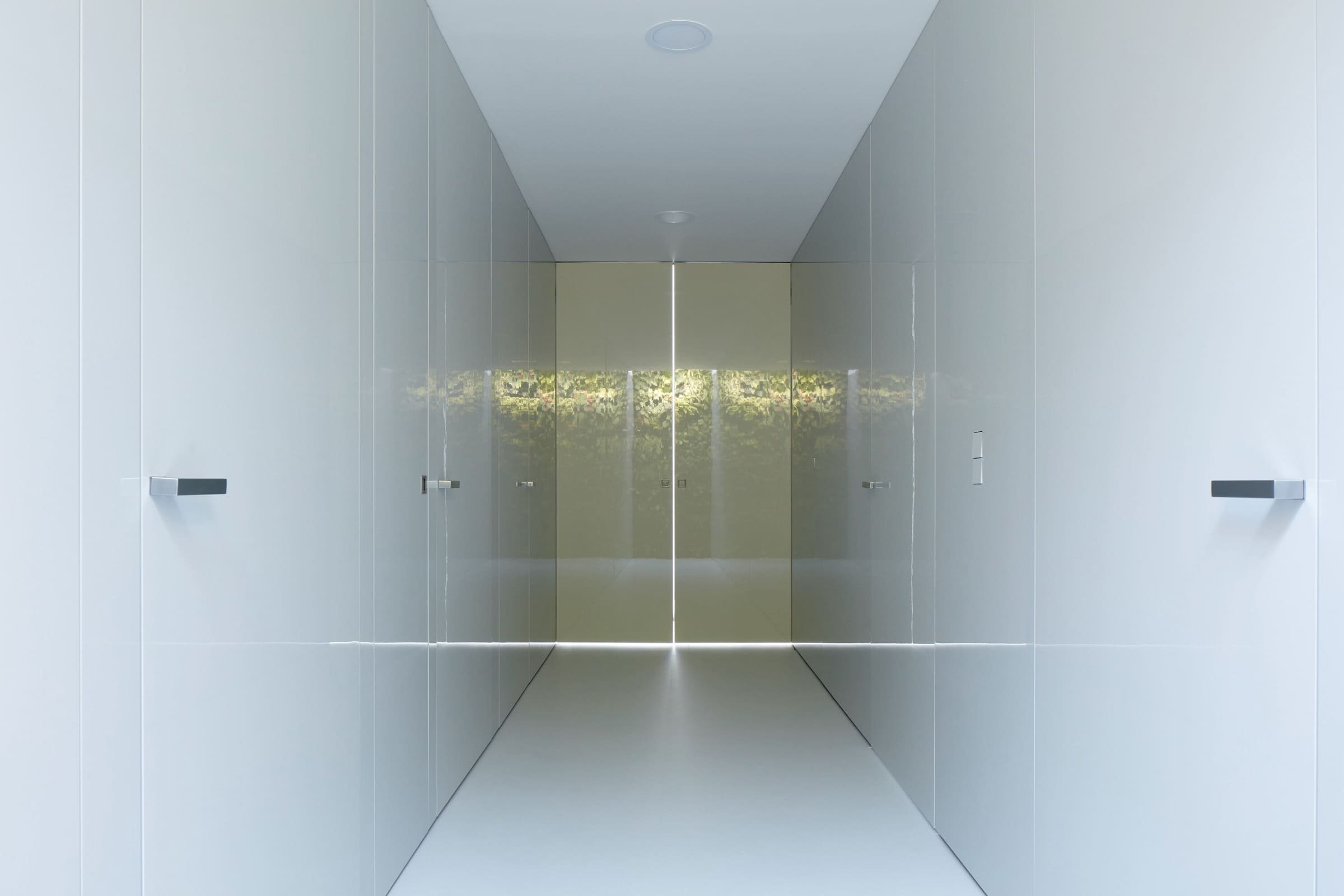 Dům se zelenou střechou v údolí řeky Dyje