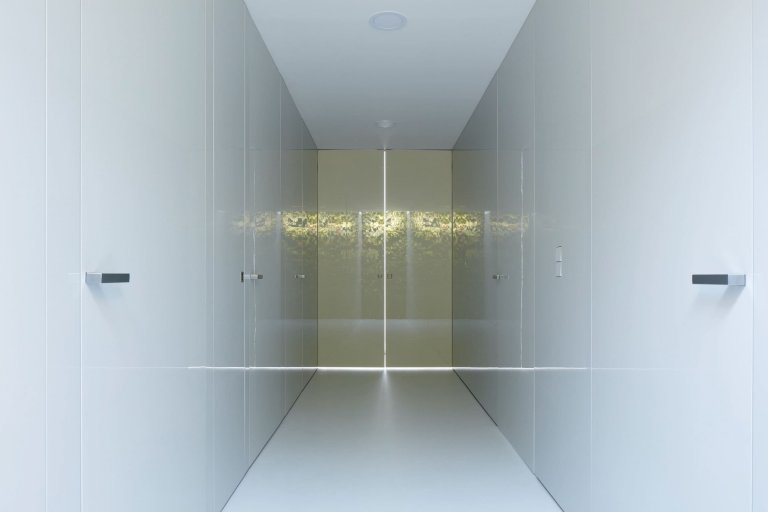 Dům se zelenou střechou v údolí řeky Dyje