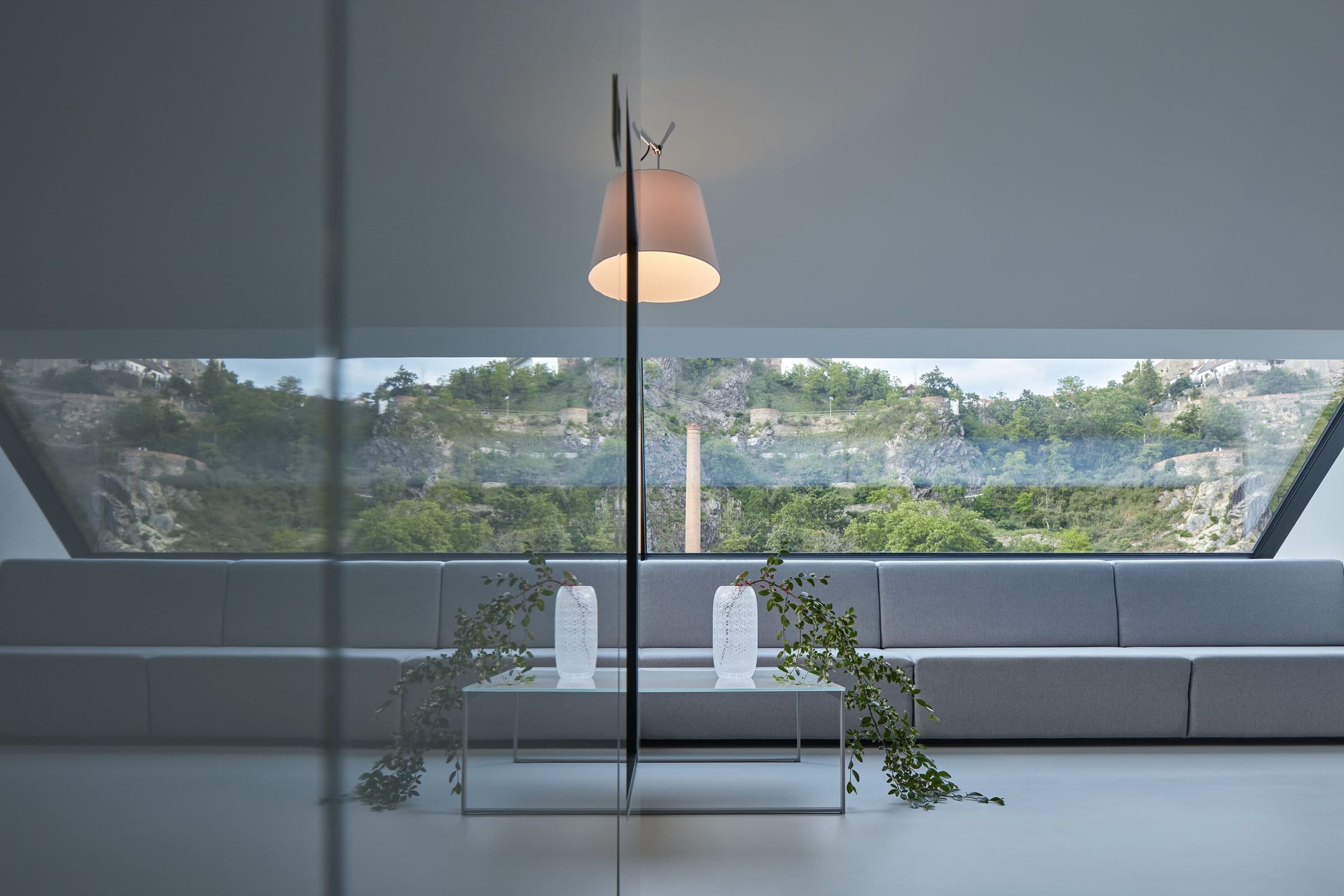 Dům se zelenou střechou v údolí řeky Dyje