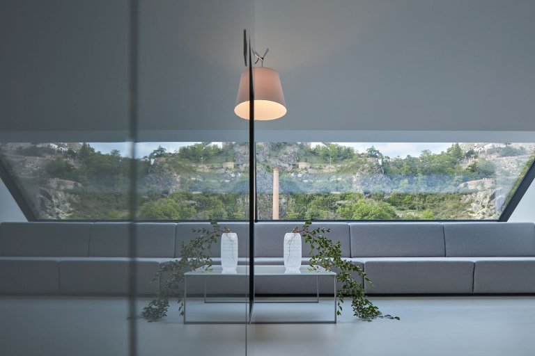 Dům se zelenou střechou v údolí řeky Dyje