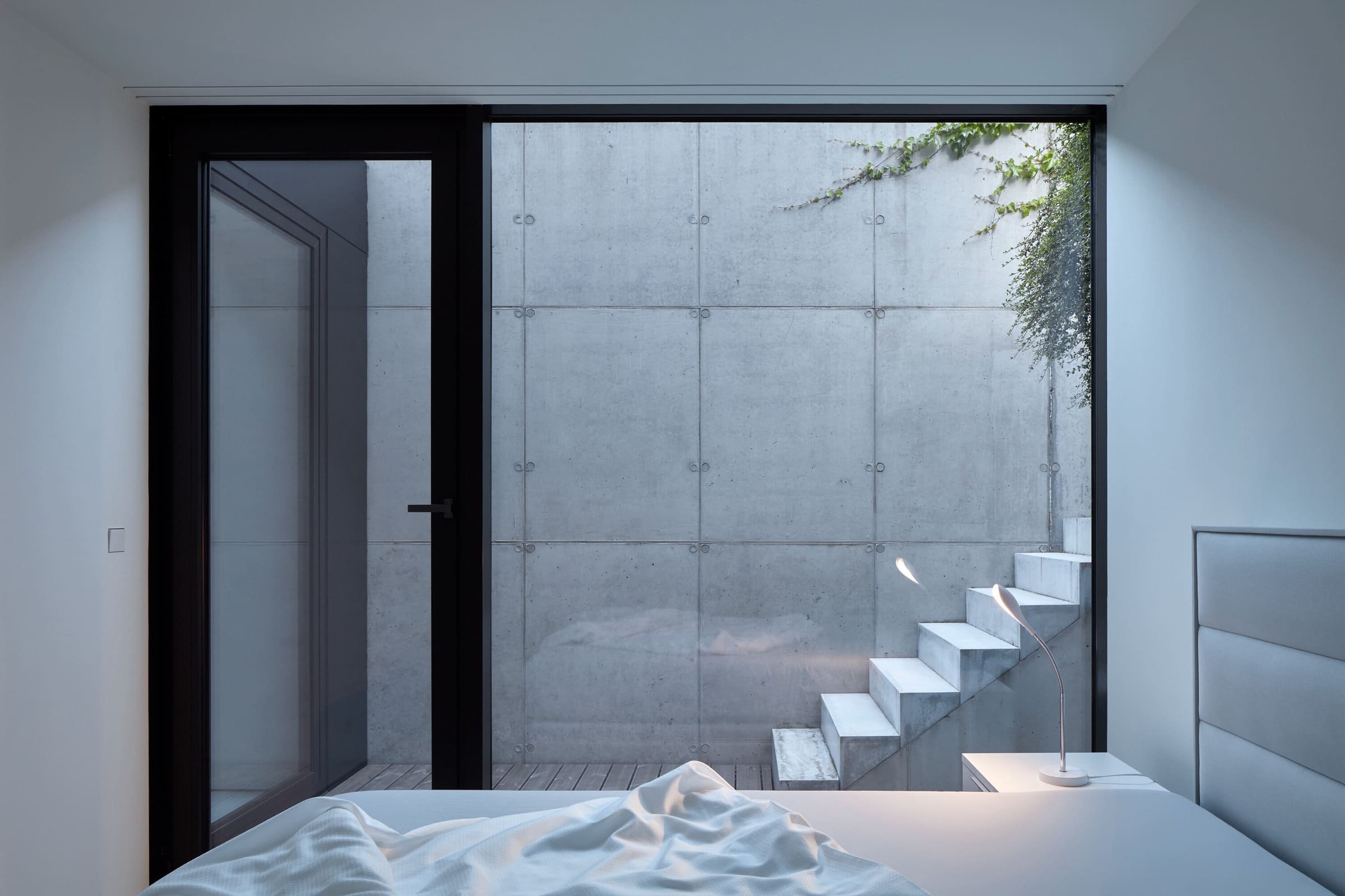 Dům se zelenou střechou v údolí řeky Dyje