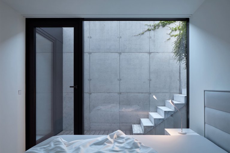 Dům se zelenou střechou v údolí řeky Dyje