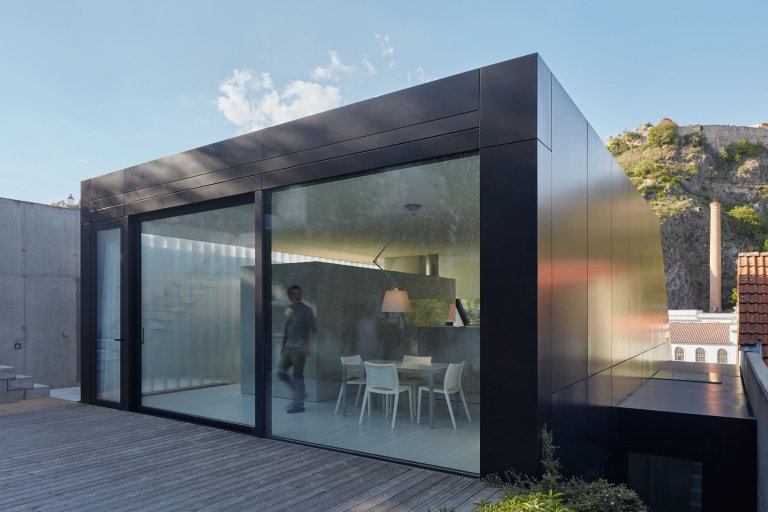 Dům se zelenou střechou v údolí řeky Dyje