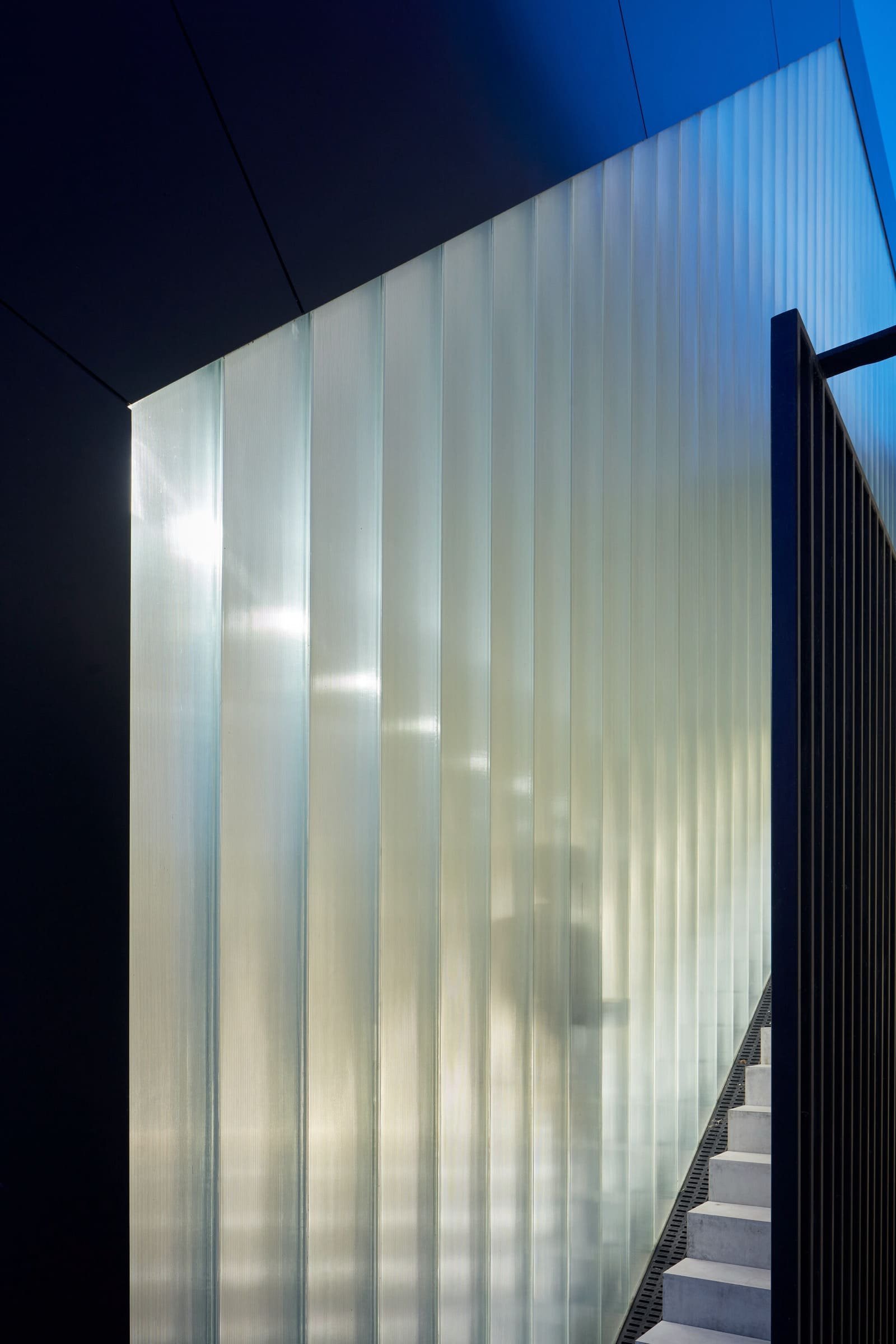 Dům se zelenou střechou v údolí řeky Dyje