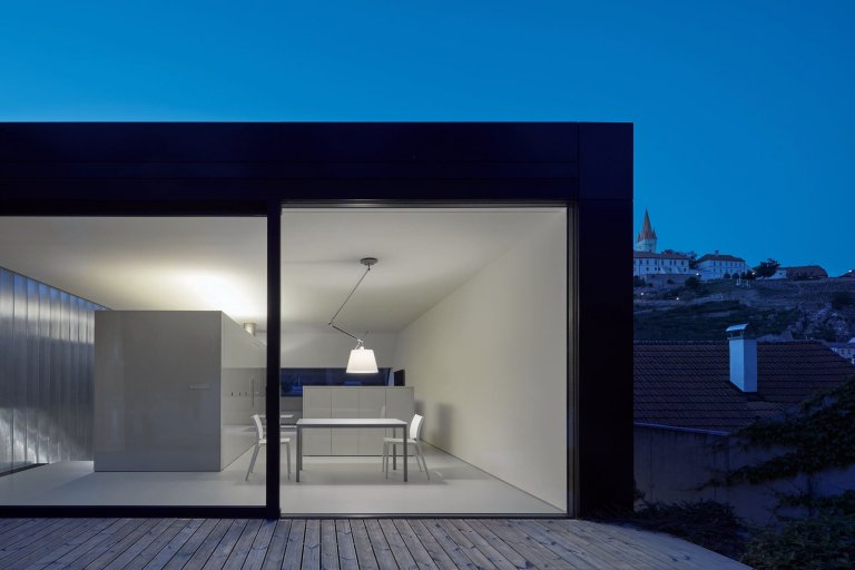 Dům se zelenou střechou v údolí řeky Dyje