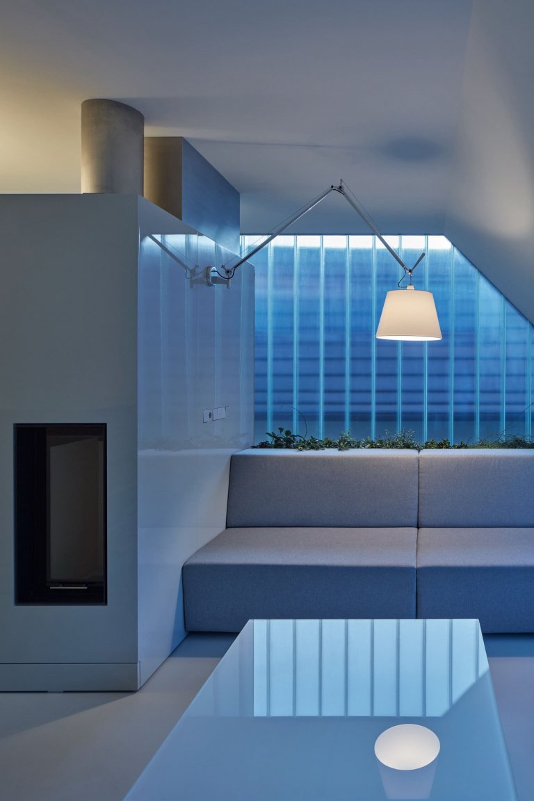 Dům se zelenou střechou v údolí řeky Dyje