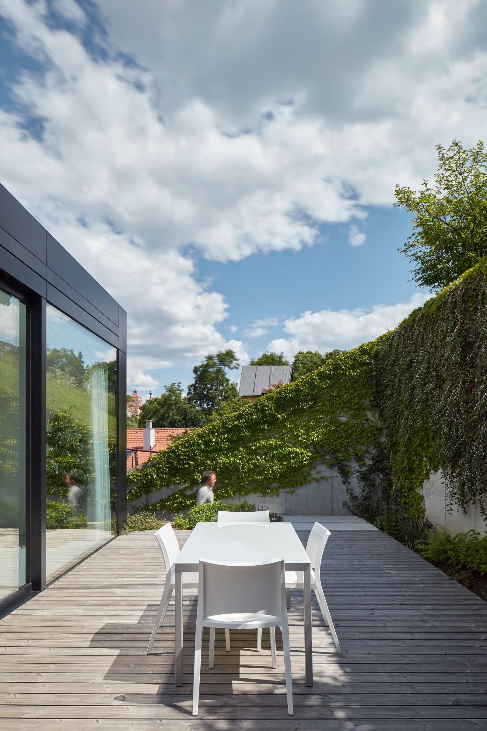 Dům se zelenou střechou v údolí řeky Dyje