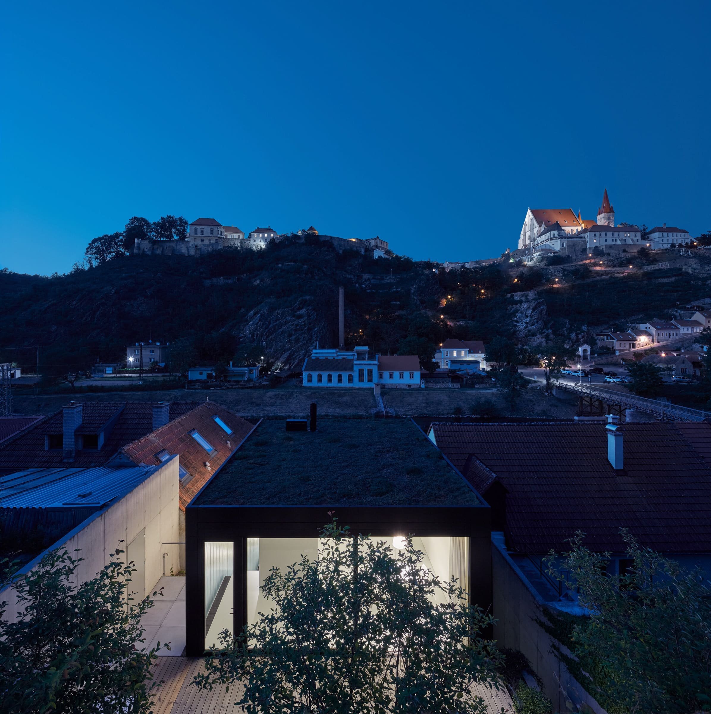 Dům se zelenou střechou v údolí řeky Dyje