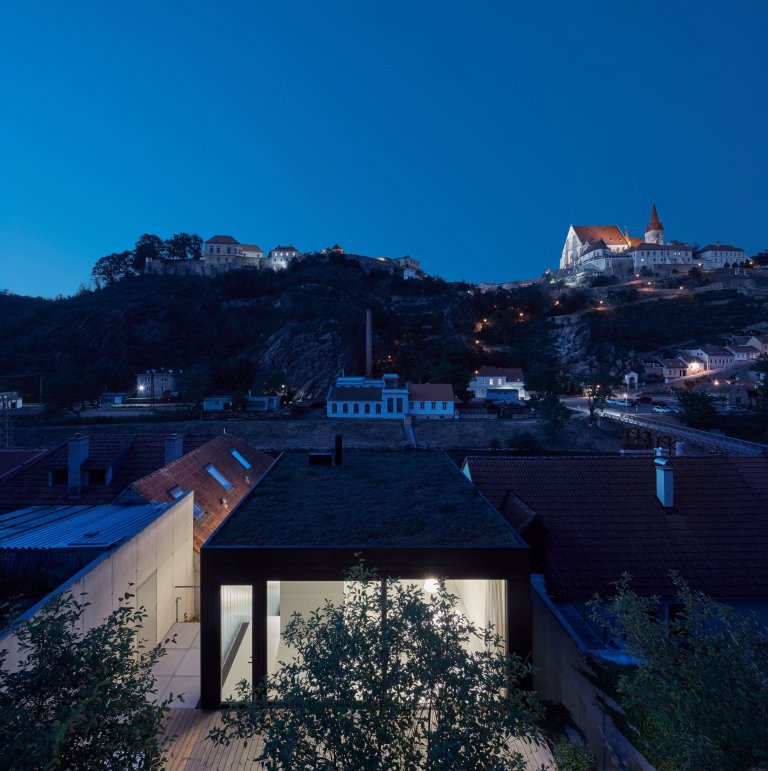 Dům se zelenou střechou v údolí řeky Dyje