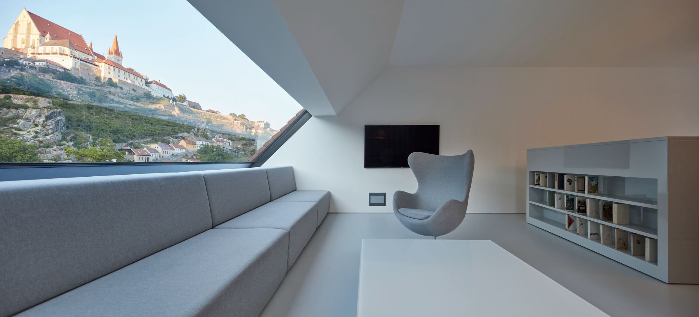 Dům se zelenou střechou v údolí řeky Dyje