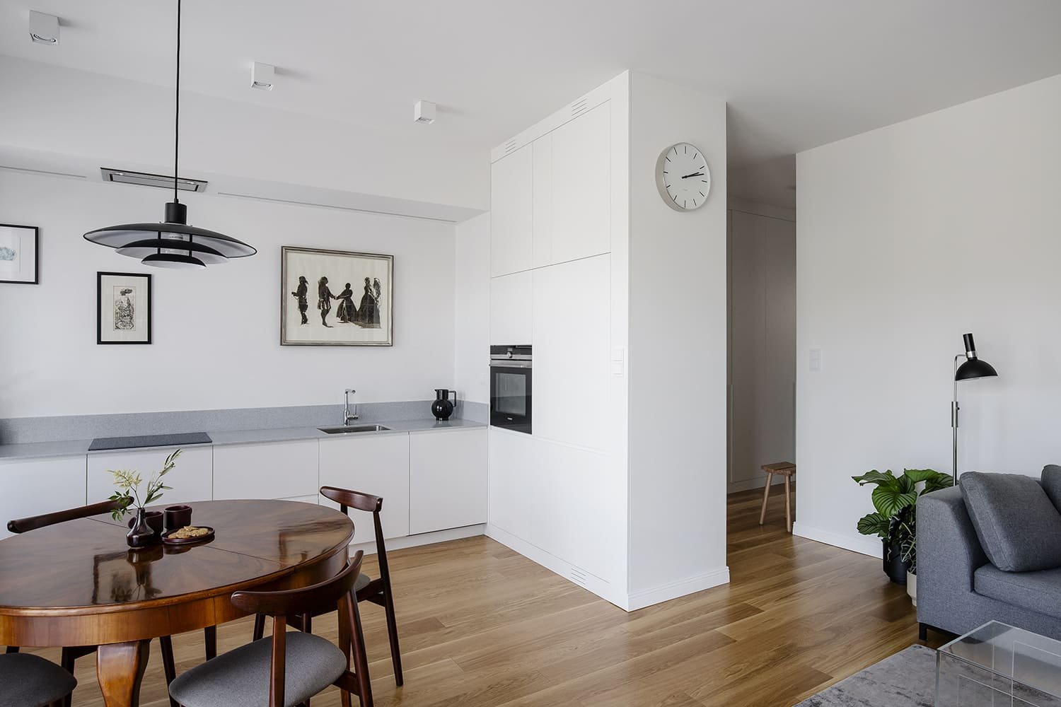 Interiér v minimalistickém duchu s retro prvky