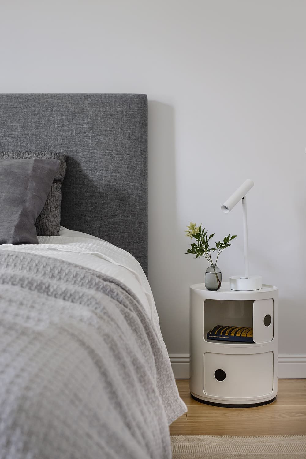 Interiér v minimalistickém duchu s retro prvky