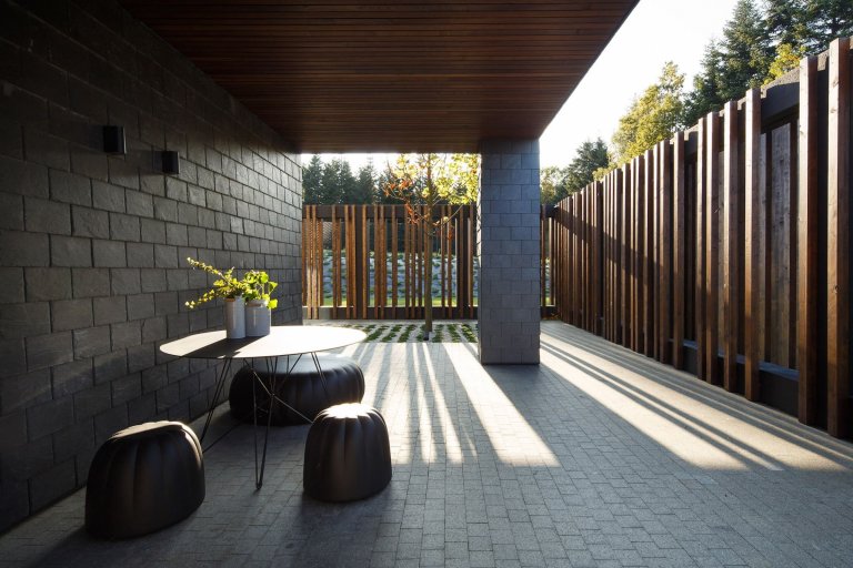 Jednoduchý dům s bazénem v Beskydech