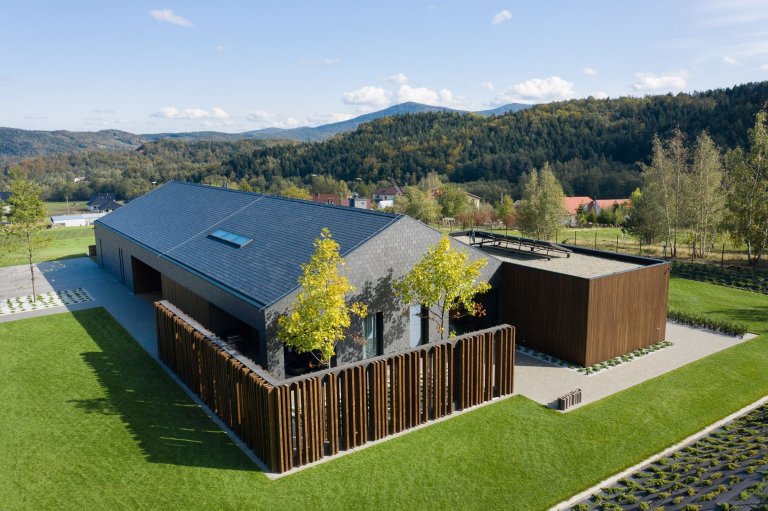 Jednoduchý dům s bazénem v Beskydech