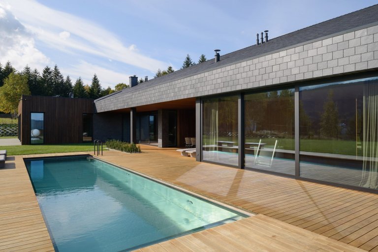 Jednoduchý dům s bazénem v Beskydech