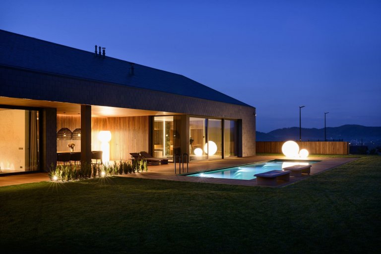 Jednoduchý dům s bazénem v Beskydech