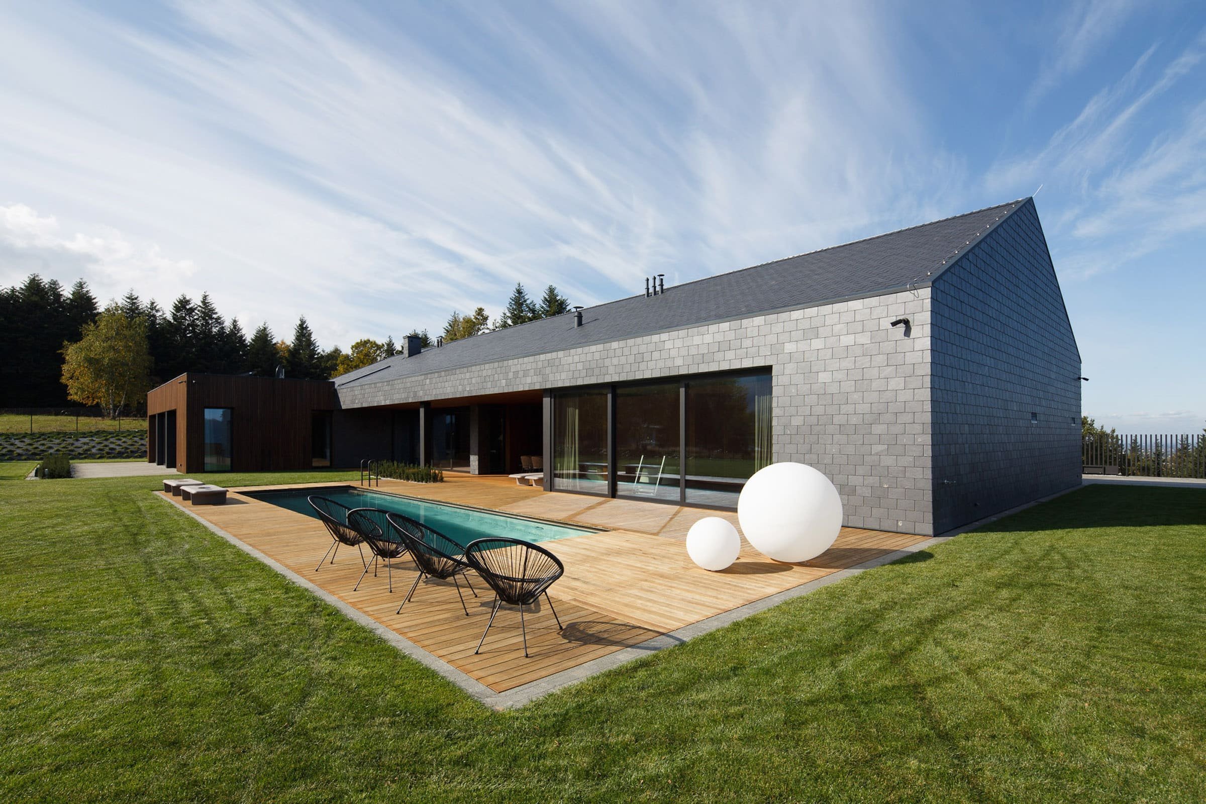 Jednoduchý dům s bazénem v Beskydech