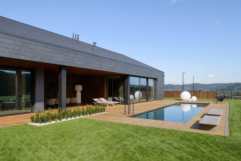 Jednoduchý dům s bazénem v Beskydech